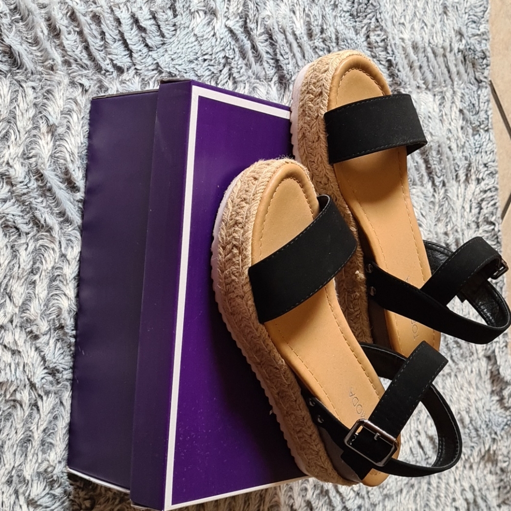 Sandals - Picture 4 of 6